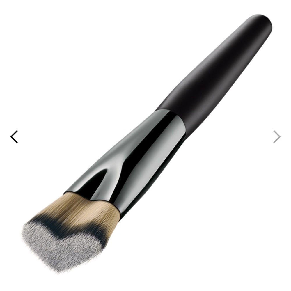 🌷NIB Givenchy heart shape foundation brush